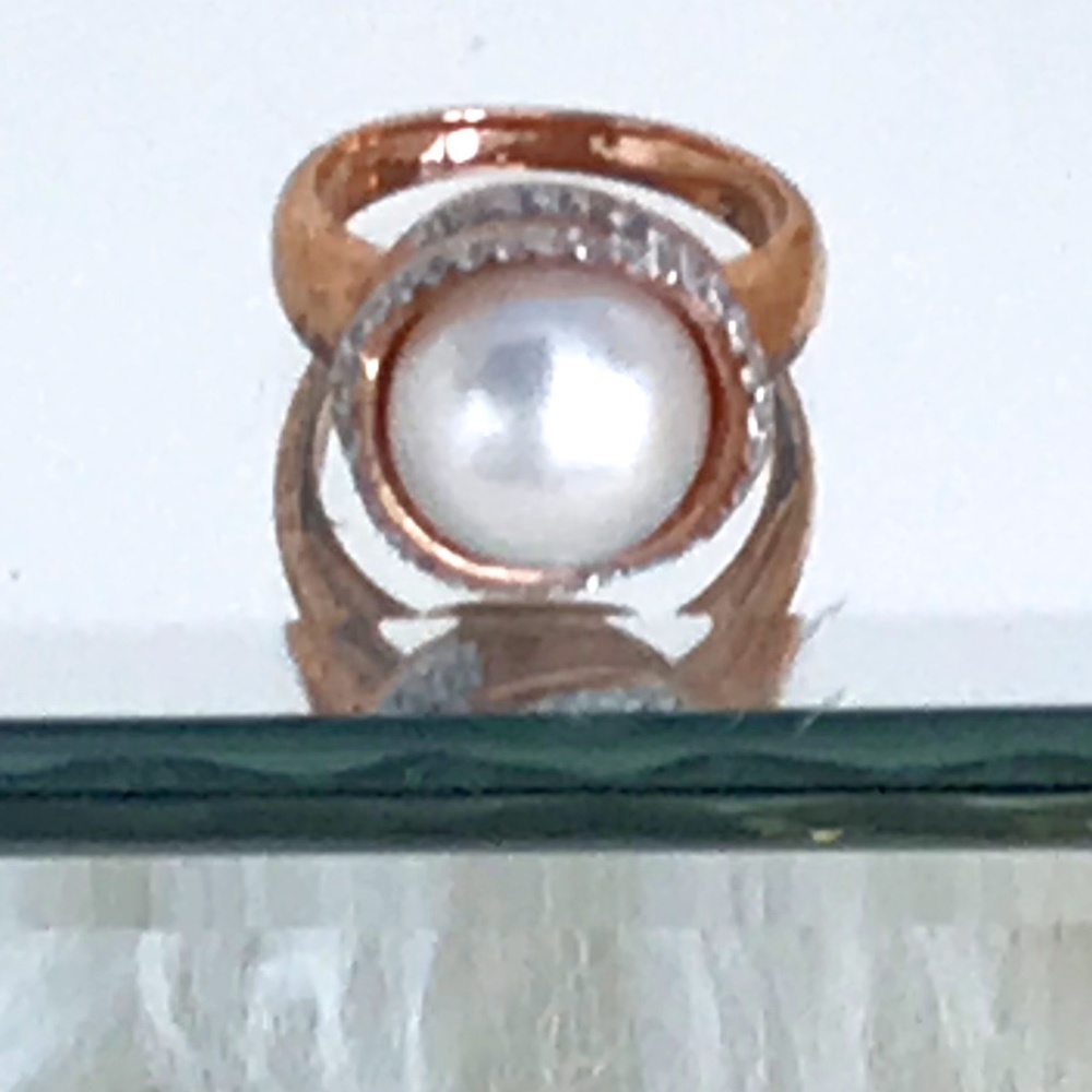 NWOT Rose Gold Tone Women’s Ring/Faux Pearl Centrepiece With Rhinestones